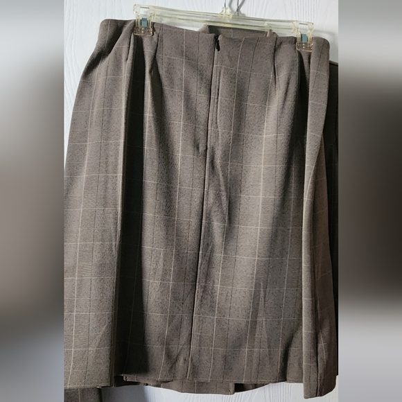 Women's skirt suit - Picture 5 of 5